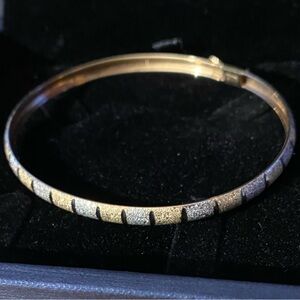 Elegant 10k Gold flex, Bangle Bracelet. Vintage. 2.8 grams